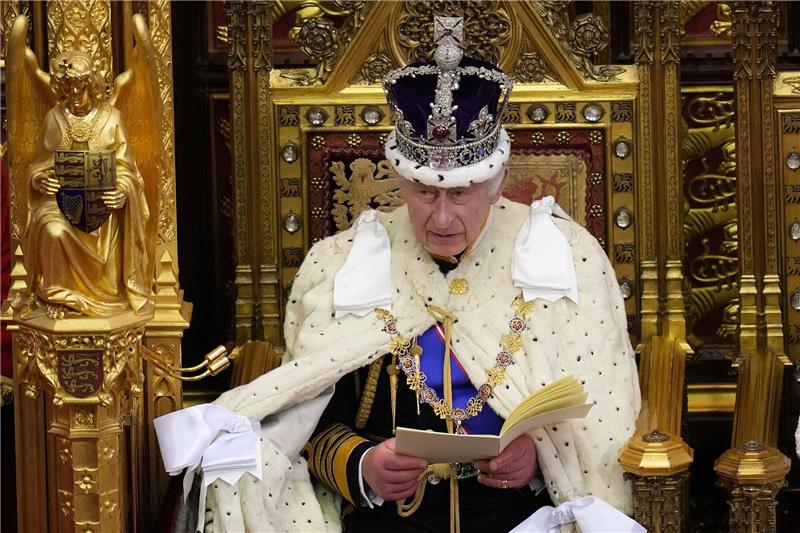 Pomp und Qualm: König Charles kündigt Anti-Tabak-Kurs an König Charles III. von Großbritannien spricht während der Eröffnung des Parlaments im House of Lords im Westminsterpalast.