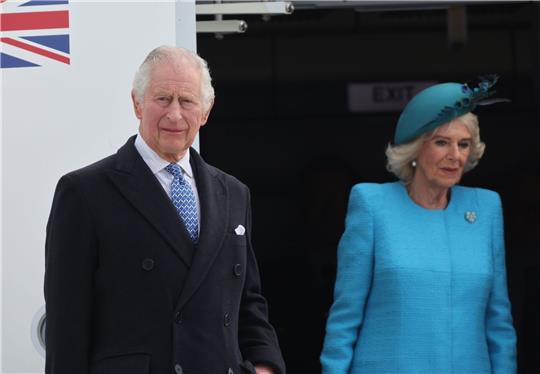 König Charles III. von Großbritannien und Königsgemahlin Camilla kommen am Flughafen an.