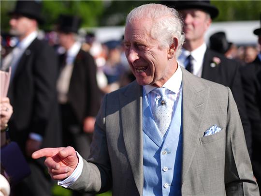 König Charles III. während der königlichen Gartenparty im Buckingham Palace.