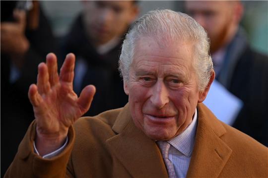König Charles III. während eines Besuchs in Luton.