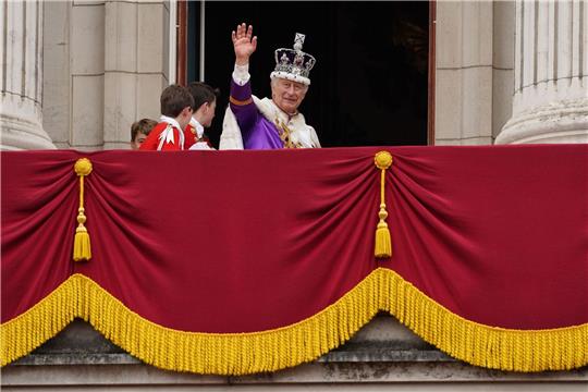 König Charles III. winkt nach der Krönungszeremonie vom Balkon des Buckingham-Palastes.