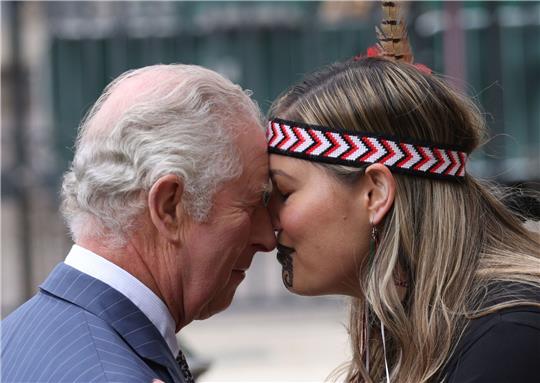 König Charles III. wird in London mit dem «Hongi» begrüßt, einem traditionellen Maori-Gruß.