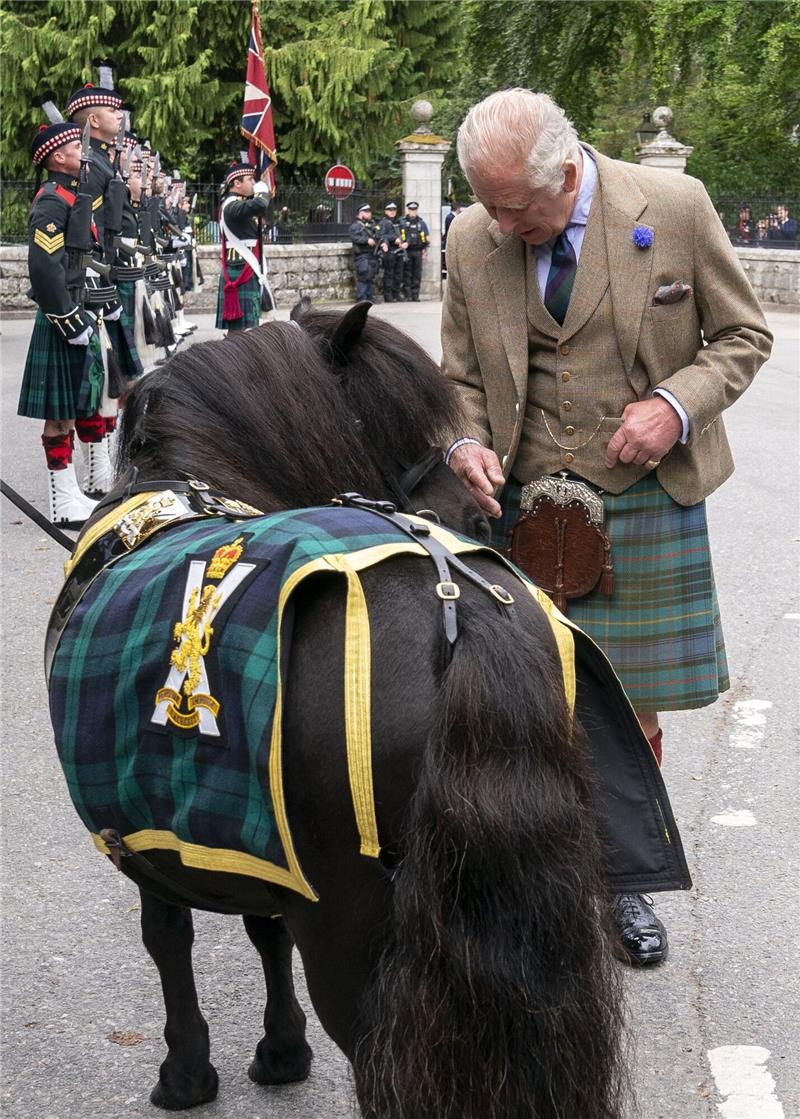 König Charles und das besondere Shetlandpony König Charles geht auf Tuchfühlung mit dem Shetlandpony in Balmoral.