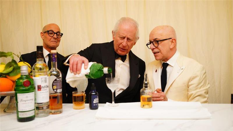 Charles diniert mit Beckhams, Mirren und Versace König Charles soll beim Martini-Ausschenken einen guten Job gemacht haben.