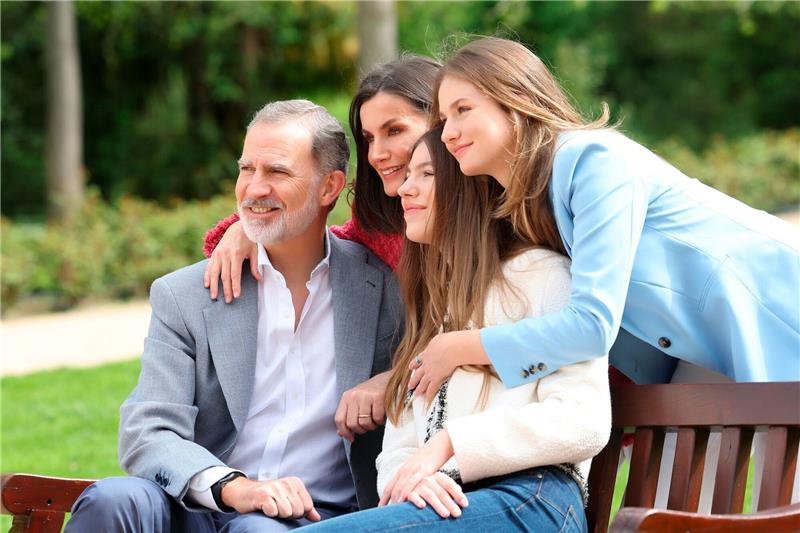 Neue Familienfotos der spanischen Royals König Felipe VI. (l-r), Königin Letizia, Prinzessin Sofía und Kronprinzessin Leonor im Park des Palacio Real, des königlichen Schlosses in Madrid.