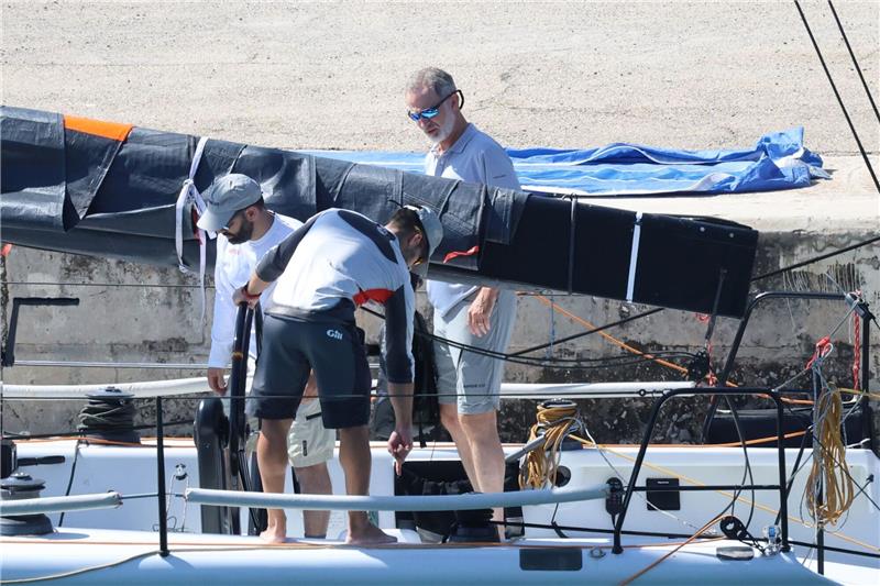 König Felipe und Juan Carlos gehen segeln - getrennt König Felipe VI. (r), auf dem Segelboot «Aifos» in Palma de Mallorca.
