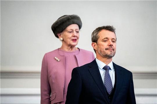 König Frederik X. von Dänemark und Königin Margrethe von Dänemark im dänischen Parlament.