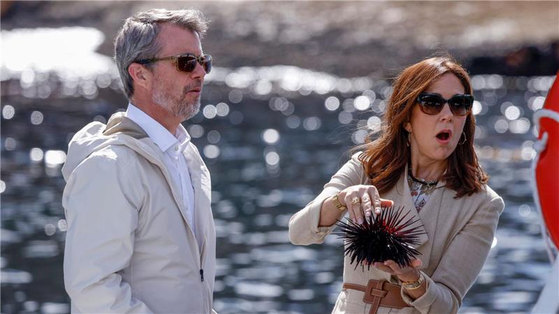 König Frederik X. von Dänemark und Königin Mary von Dänemark an Bord des Schiffes.