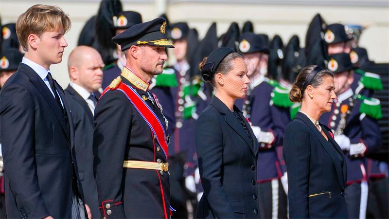 „Takk“: Tränenreicher Abschied von König Harald in Oslo König Haakon VIII. schritt gemeinsam mit seinen Kindern, Kronprinzessin Ingrid Alexandra und Prinz Sverre Magnus, sowie seiner Schwester Prinzessin Märtha Louise hinter dem Sarg her.