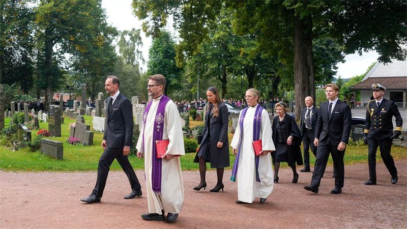 König Haakon (links) und seine Kinder sowie Königin Sonja kommen zum Gedenkgottesdienst.
