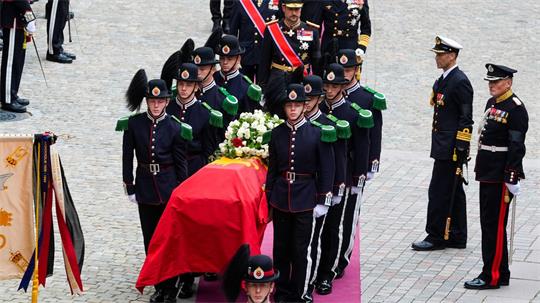 König Harald V. ist nach einem Trauerzug durch Oslo an seiner letzten Ruhestätte eingetroffen. 