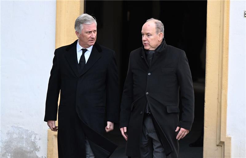 König Philippe von Belgien und Fürst Albert II. von Monaco (r) auf der Trauerfeier von Max Markgraf von Baden.