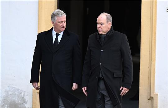 König Philippe von Belgien und Fürst Albert II. von Monaco (r) auf der Trauerfeier von Max Markgraf von Baden.