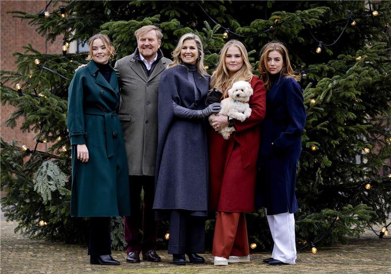 Weihnachtsfoto der Oranjes: Mit Hund und Wintermantel König Willem-Alexander (2.v.l-r) und Königin Máxima der Niederlande stehen zusammen mit den Prinzessinnen Amalia (l), Prinzessin Alexia (2.v.r), Prinzessin Ariane und Hund Mambo.