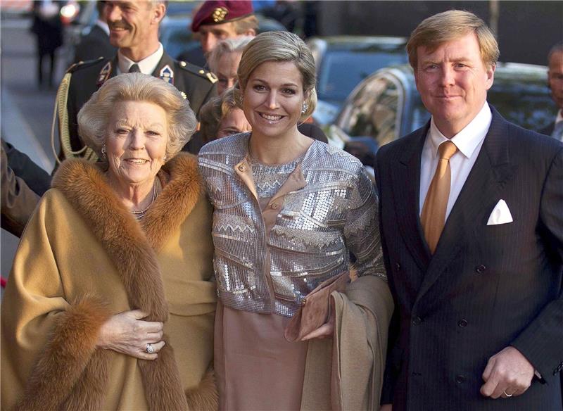 König Willem-Alexander der Niederlande, Königin Maxima (m.) und Prinzessin Beatrix 2013 in Amsterdam.
