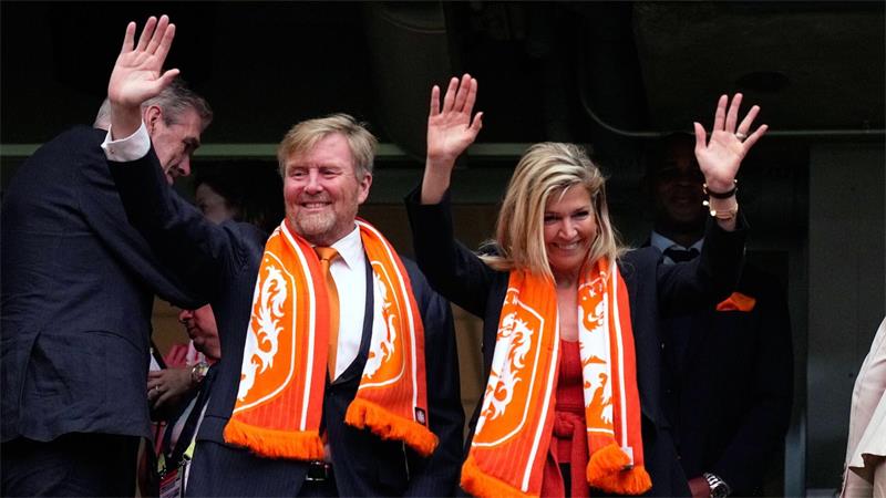 König Willem-Alexander, hier mit Königin Maxima bei der Fußball-WM in den USA, pflanzt in Hitzacker eine „Königslinde“ neu. (Archivbild)