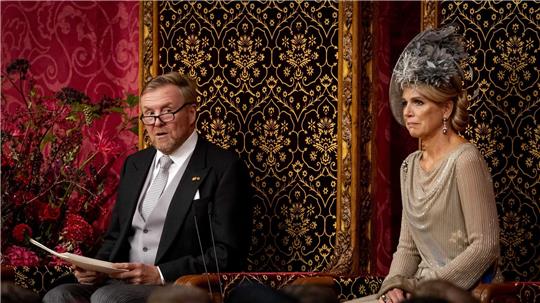 König Willem-Alexander verliest mit Königin Maxima an seiner Seite die Thronrede.