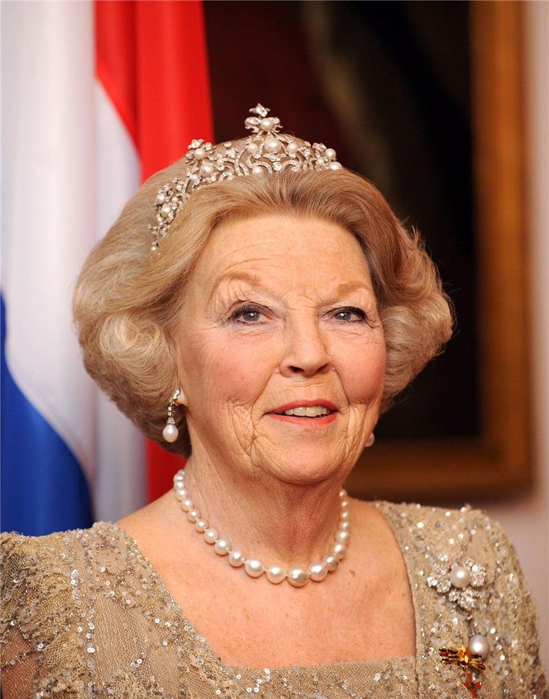 Königin Beatrix der Niederlande mit  Diadem und Perlenschmuck beim fStaatsbesuch in Deutschland 2011.