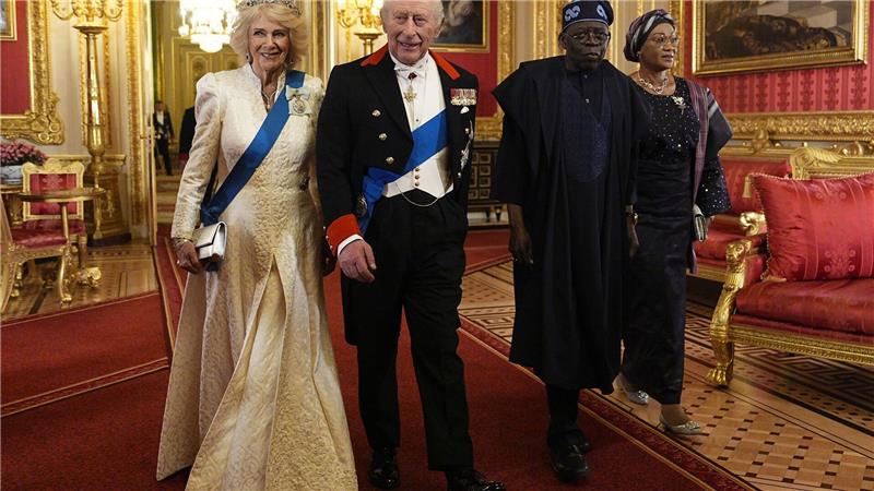 Königin Camilla (l-r), König Charles III., Nigerias Präsident Bola Ahmed Tinubu und First Lady Oluremi Tinubu nehmen an einem Staatsbankett teil.