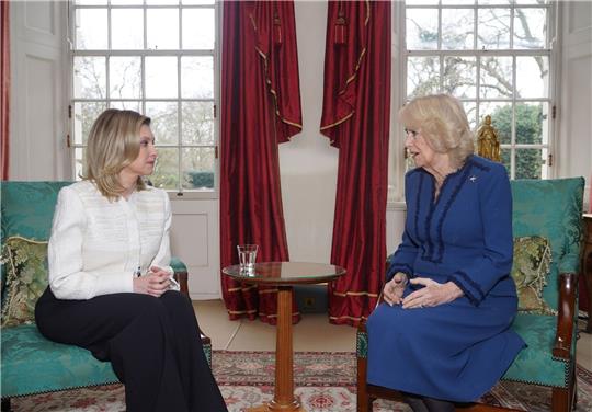 Königin Camilla (r) im Gespräch mit Olena Selenska.