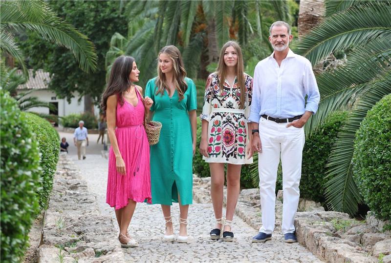 Königin Letizia (l-r), Prinzessin Leonor, Infantin Sofia und König Felipe VI. in den  Alfabia-Gärten auf Mallorca.