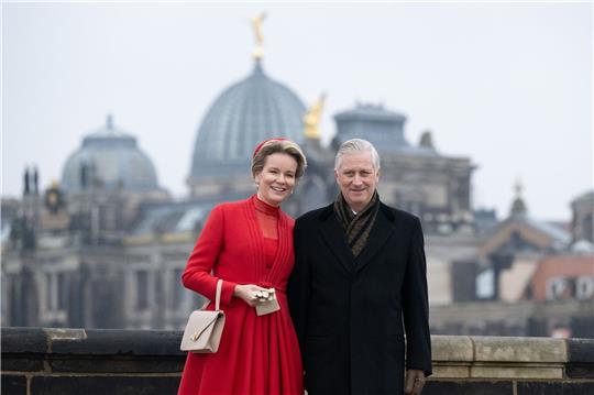 Königin Mathilde und König Philippe auf der Augustusbrücke in Dresden vor der Kuppel der Kunstakademie.