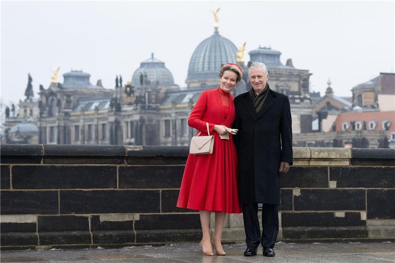 Bei Besuch von Belgiens Königspaar: zwei Drohnen abgefangen Königin Mathilde und König Philippe von Belgien stehen auf der Augustusbrücke vor der Kuppel der Kunstakedemie in Dresden.