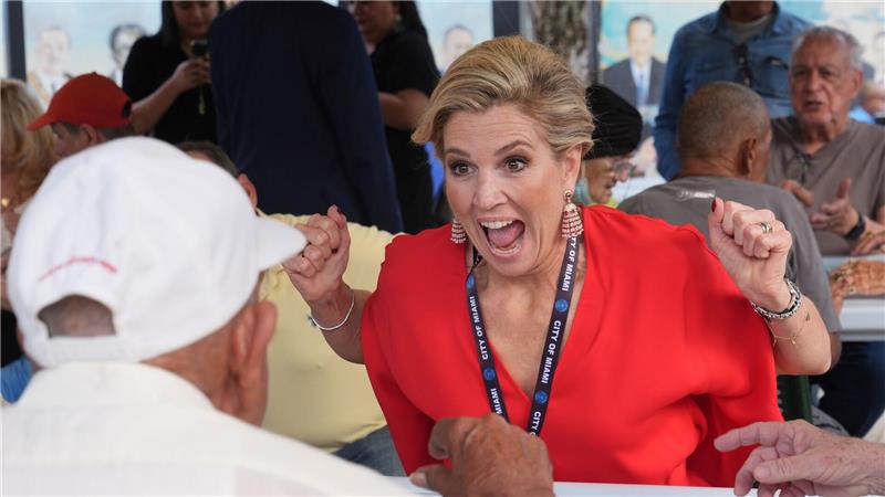 Königin Maxima der Niederlande reagiert nach dem Gewinn eines Dominospiels.