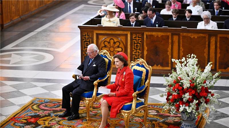 Schwedens Königspaar feiert die Liebe – nur Estelle fehlt Königin Silva (rechts) ganz in Rot beim Gottesdienst zur Goldhochzeit des Königspaares.