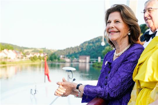 Königin Silvia von Schweden auf einem Boot auf dem Neckar vor Heidelberg.
