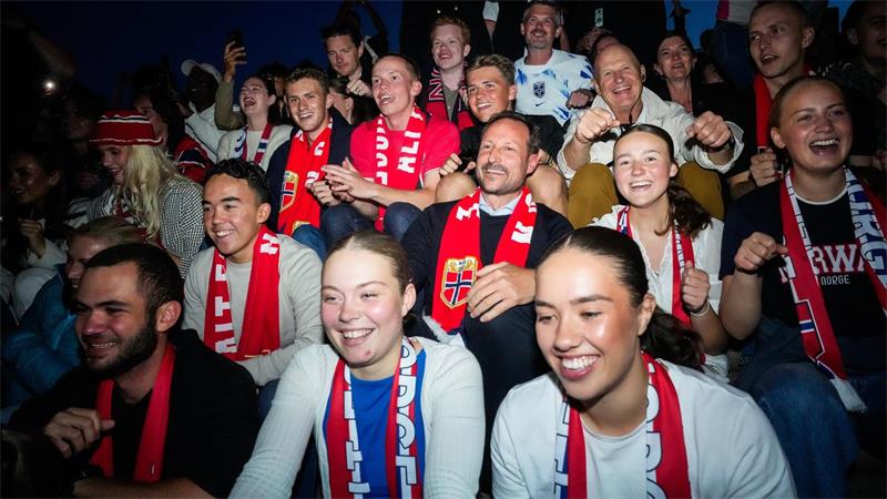 Königlicher Jubel - Norwegens Kronprinz Haakon feiert in Oslo gemeinsam mit Fußballfans den 2:1-Sieg Norwegens gegen Brasilien im Achtelfinale der Weltmeisterschaft.