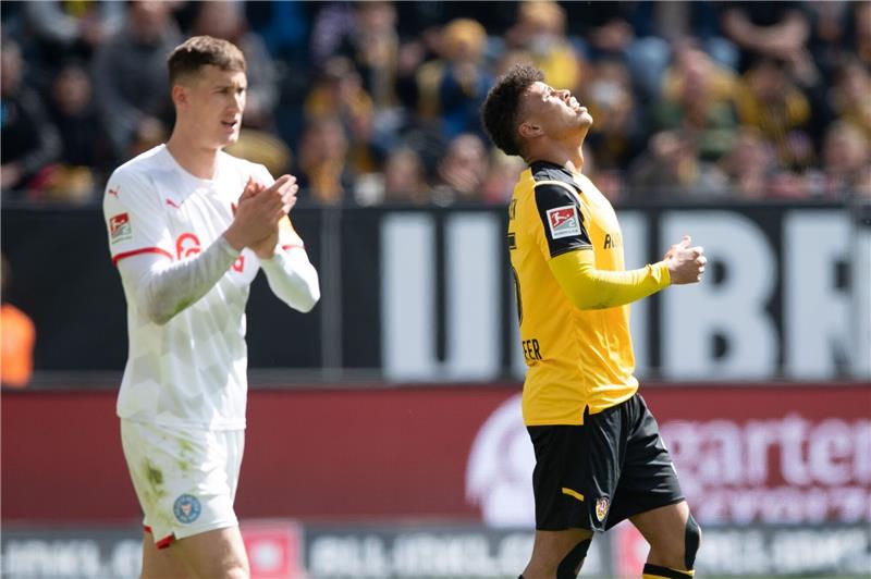 Königsdörffer (r) reagiert neben Kiels Phil Neumann.