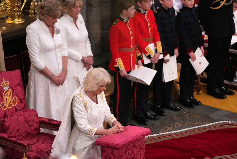 Camilla zur britischen Königin gekrönt Königsgemahlin Camilla kniet während der Krönungszeremonie in der Westminster Abbey.