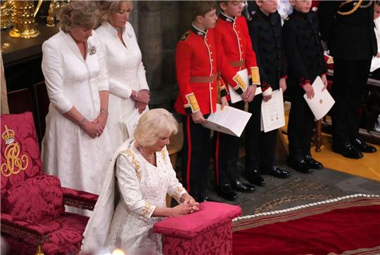 Königsgemahlin Camilla kniet während der Krönungszeremonie in der Westminster Abbey.