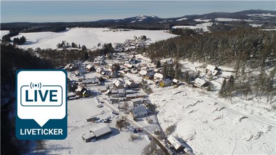 Eine Luftaufnahme des verschneiten Harz-Ortes Königshütte.