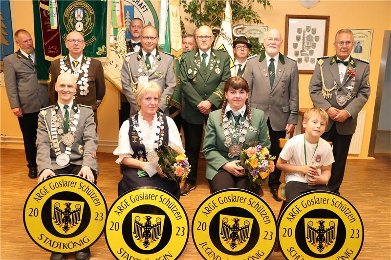 Schützen in Oker feiern große Sause zum Jubiläum Königsproklamation der Arbeitsgemeinschaft Goslarer Schützen: In der zweiten Reihe stehen von links die Schützenvögte Wolfgang Graßl (Goslar), Heik Eggers (SMG Oker), Günter Hein (Hahnenklee), Wolfgang Just (Jerstedt) und Jörg Ihde (DG Oker). In der vorderen Reihe sitzen die neuen Majestäten (v. li.) Stadtkönig Alexander Just (Jerstedt), Stadtkönigin Brigitte Welkerling (Goslar), Jugendkönig Laureen Viviane Rowold (SG Oker) und Schülerkönig Till Linus Rottgardt (Jerstedt). Fotos: Engelmann, Sowa