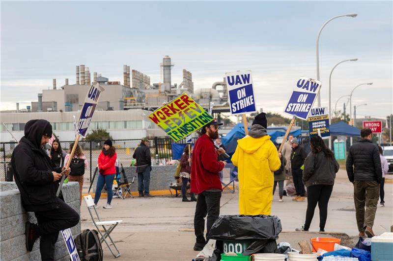 Ford und US-Gewerkschaft UAW einigen sich auf Tarif-Deal Können wieder zurück an die Arbeit gehen: Ford-Arbeiter bekommen deutlich mehr Gehalt.