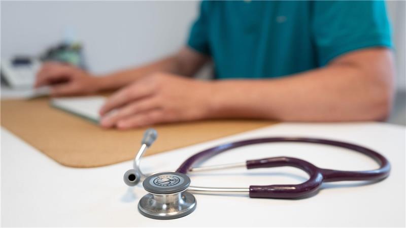 Könnte eine Gebühr unnötige Arztbesuche verringern? (Archivbild) 