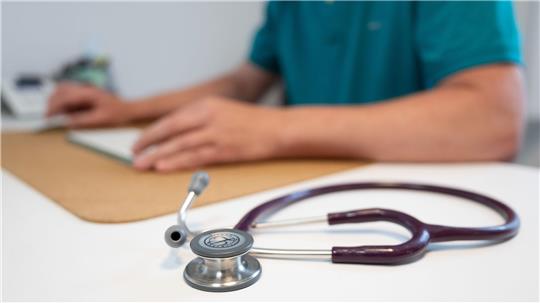 Könnte eine Gebühr unnötige Arztbesuche verringern? (Archivbild) 