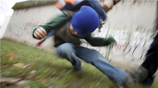 Körperliche Gewalt auf dem Schulhof und in Klassenzimmern nimmt zu. Ein Fall an der Realschule Goldene Aue sorgt für Verwerfungen zwischen der Opfer-Mutter und der Schulleitung.