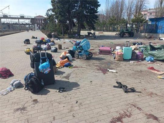 Koffer, Kinderwagen und große Blutflecken – das Bild, das nach dem Angriff vom ukrainischen Präsidenten Selenskyj veröffentlicht wurde, lässt erahnen, was passiert ist. Foto: picture alliance/associated press