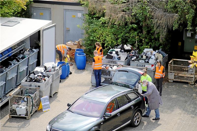 Recycling: Goslarer Sammelaktion spart 4,8 Tonnen Kohlenstoffdioxid Kofferräume voller Toaster, Kaffeemaschinen und alter Radios: Die Elektroschrott-Sammlung der Kreiswirtschaftsbetriebe wird wegen des großen Erfolgs wiederholt. Foto: KWB
