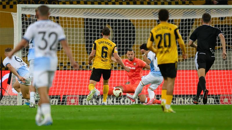 Bochumer Befreiungsschlag: 2:1-Sieg in Dresden Koji Miyoshi (3.v.r., VfL Bochum) erzielt gegen Torwart Tim Schreiber (3.v.l., Dynamo Dresden) das Tor zum 0:1.