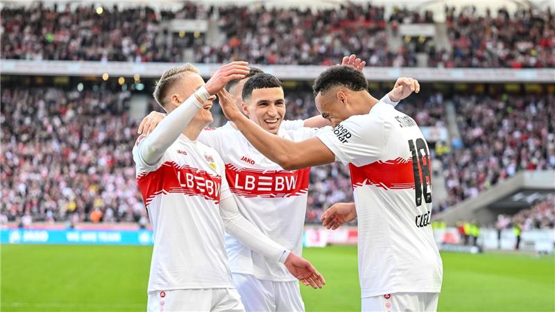 Kollektiver Jubel in Rot und Weiß: Chris Führich, Bilal El Khannouss und Jamie Leweling