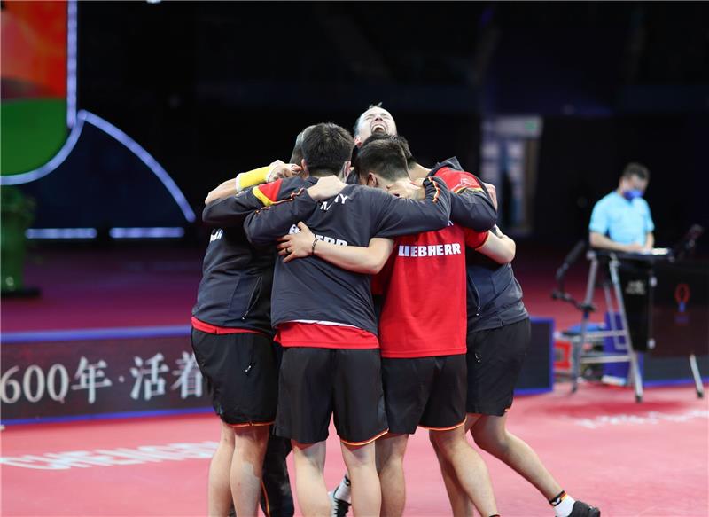 „Wahnsinns-Spiel”: Deutsches Tischtennis-Team im WM-Finale Kollektiver Jubel: Deutschlands Tischtennis-Männer stehen nach dem Coup gegen Südkorea im WM-Finale.