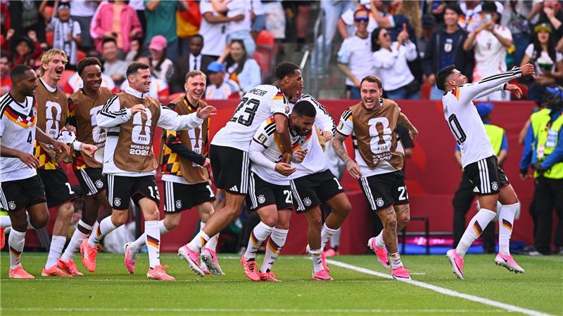 Kollektiver Jubelrausch: Mitspieler und auch die Reservisten stürmen zu Deniz Undav nach dem Siegtor in der Nachspielzeit.