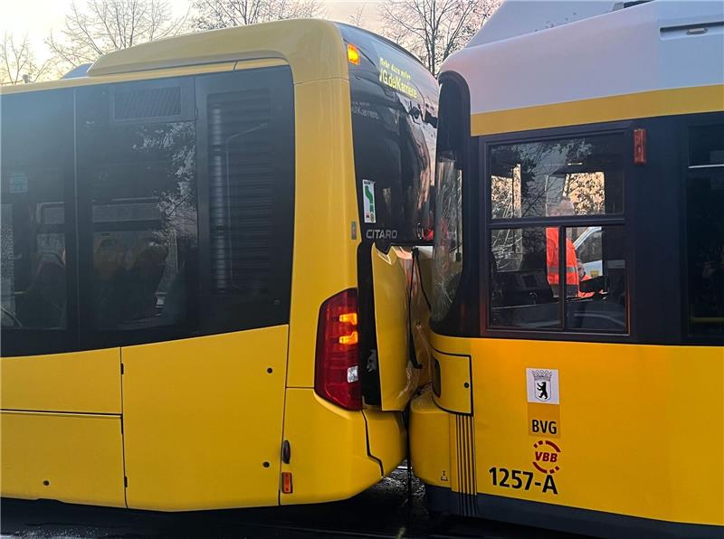 Bus kollidiert mit Straßenbahn in Berlin - Mehrere Verletzte Kollision zwischen einem Bus und einer Straßenbahn in Berlin.