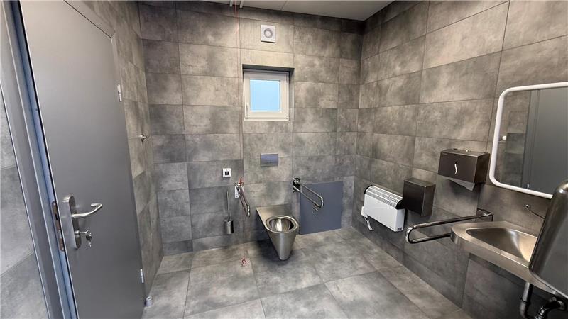 Kombinierte Damen- und Behindertentoilette: Die Becken sind aus Edelstahl.