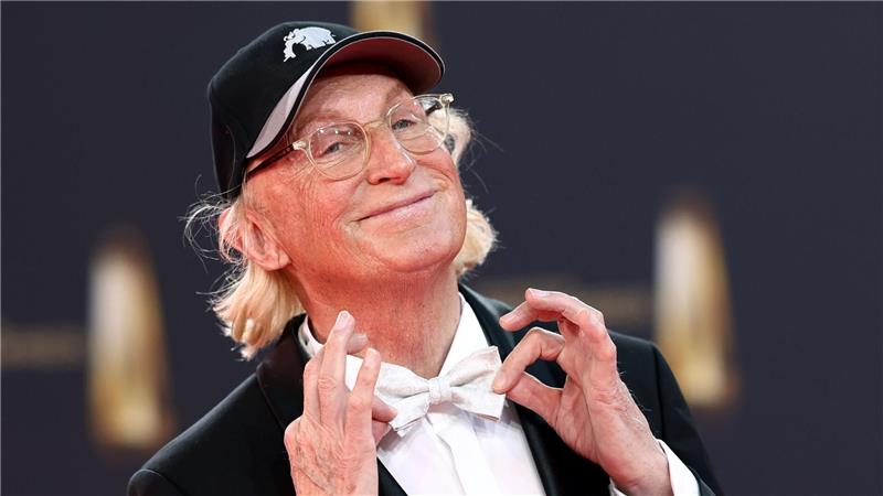 Komiker Otto Waalkes kommt zur Verleihung des Deutschen Fernsehpreises.
