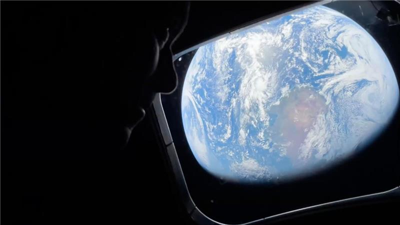 Kommandant Reid Wiseman blickt während der Artemis II-Mission aus dem Fenster.